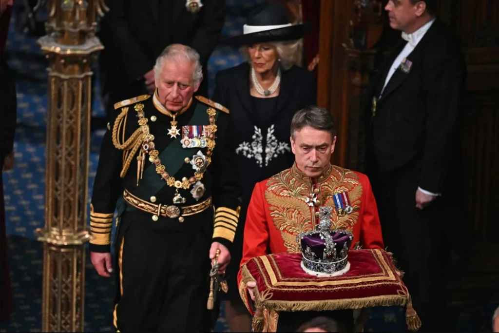 El marqués Chalmondeley en ceremonia con el rey Carlos y la reina Camilla. Foto X
