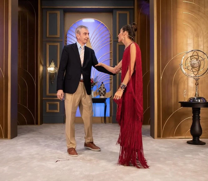 Juana Viale recibiendo a uno de sus invitados, el doctor Nelson Castro.