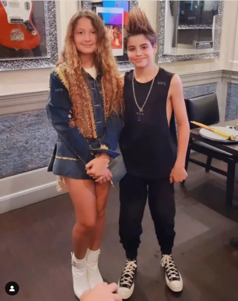 Milan Piqué con una admiradora. Foto IG