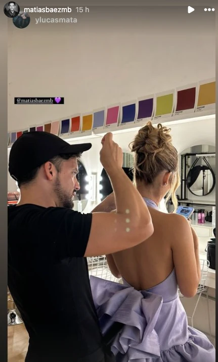 Lucas Mata ayudando a Juli a vestirse