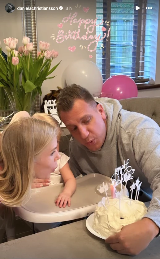 Elle ysus papás Maxi López y Daniela Christiansson, soplando la primera velita.