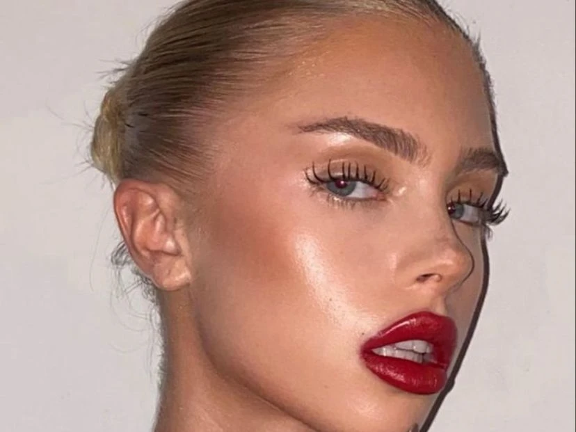 Cómo lograr los labios rojos glaseados, la tendencia en make up maximalista de la temporada
