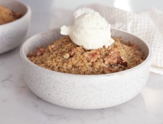 Facilísimo y rico crumble con frutas de estación: la receta de Tefi Russo