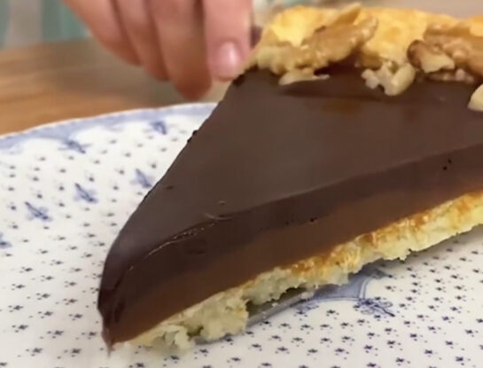 Tarta de chocolate con base de coco: la receta dulce sin harinas de Valu Ramallo