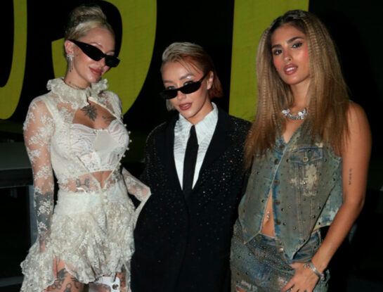 Vidriera: de la Joaqui a Tuli Acosta y Juli Poggio, los looks más trendy de la front row del desfile de Kosiuko