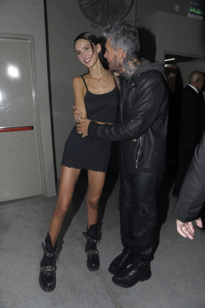 Juana Tinelli con su papá Marcelo Tinelli, tras el desfile del cierre de Bafweek. Foto RS Fotos.