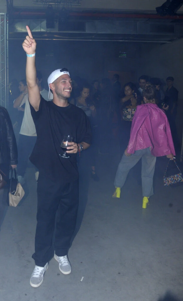 Juana Tinelli se encuentra con su novio, Mija Mamruth, tras el desfile de la colección de su hermana Mica. Foto RS Fotos