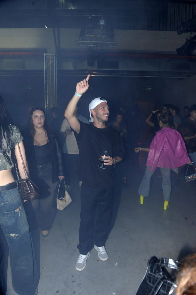 Juana Tinelli se encuentra con su novio, Mija Mamruth, tras el desfile de la colección de su hermana Mica. Foto RS Fotos