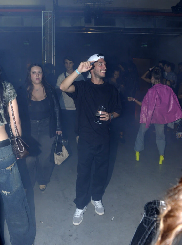 Juana Tinelli se encuentra con su novio, Mija Mamruth, tras el desfile de la colección de su hermana Mica. Foto RS Fotos