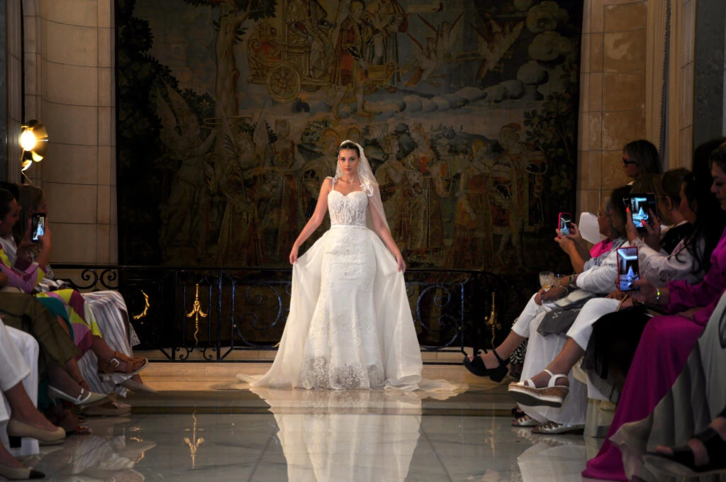 La moda femenina saudí entre el pasado y el presente: las fotos del evento en la embajada del Reino de Arabia Saudita