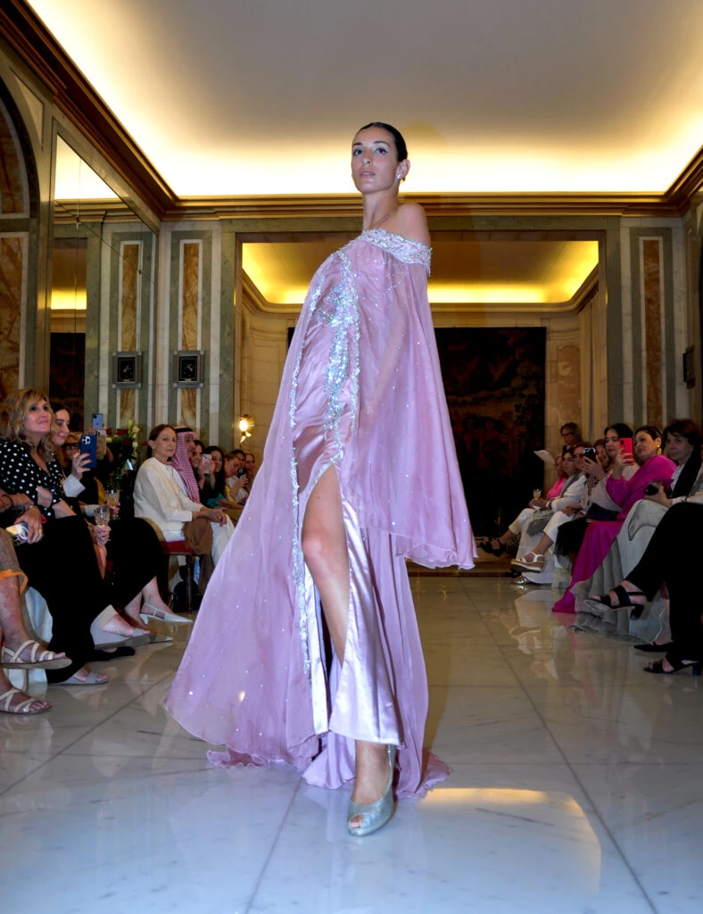 La moda femenina saudí entre el pasado y el presente: las fotos del evento en la embajada del Reino de Arabia Saudita