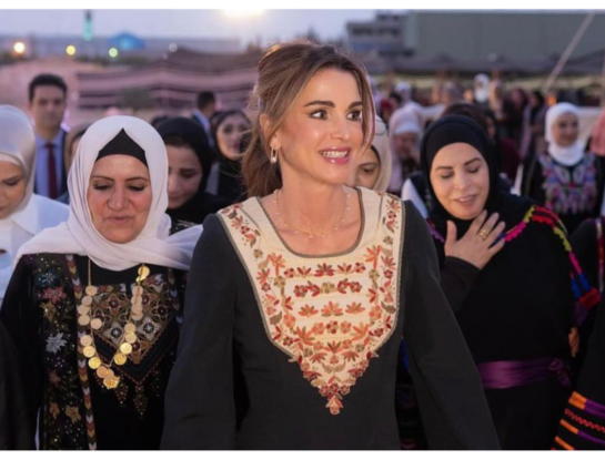 Rania de Jordania apostó por la moda circular y marcó tendencia
