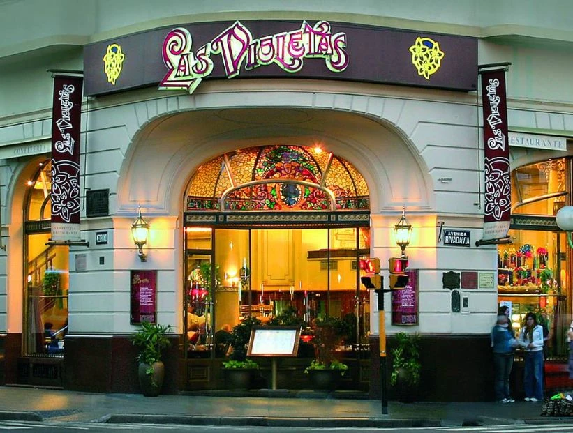 Las Violetas: la historia de la icónica confitería con pasado aristocrático