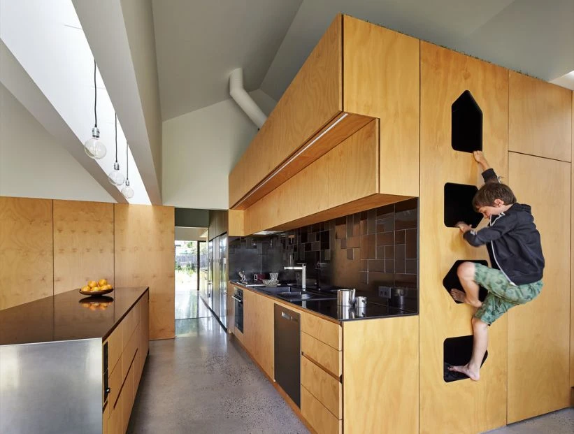 Casa Torre: una vivienda lúdica y funcional repleta de arte y naturaleza