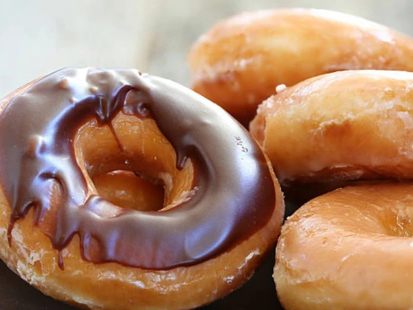 Donas bañadas en chocolate: la receta ideal para un día de lluvia