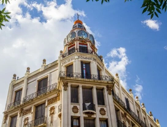 Historias de Cemento: 'No hi ha somnis impossibles', el icónico edificio porteño que corona una cúpula en homenaje Gaudí