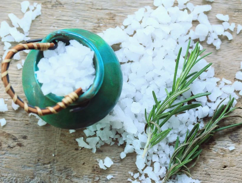 Ritual con sal y romero para cambiar la vibra de tu casa o negocio