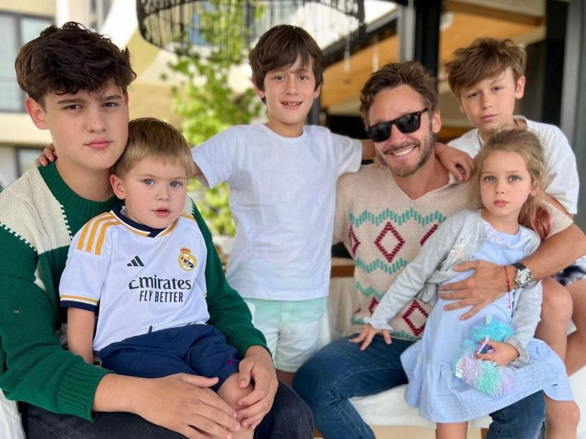 El tierno mensaje de Benjamín Vicuña a sus hijos: "Hermanos que se eligen desde el cielo" foto: ig