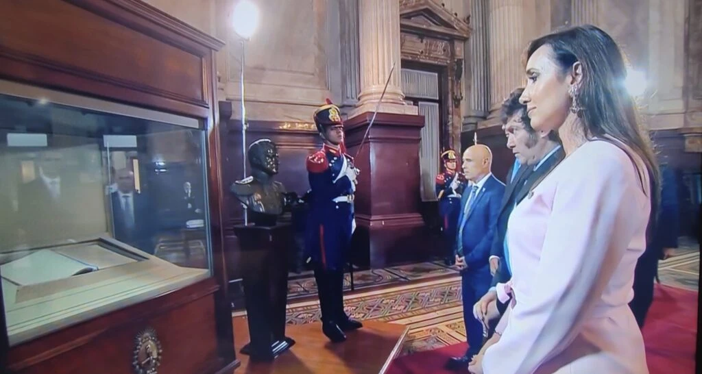 El look sastrero de Victoria Villarruel. Foto: redes sociales.