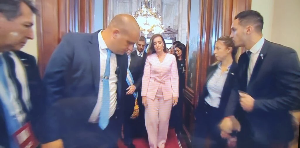 El look sastrero de Victoria Villarruel. Foto: redes sociales.