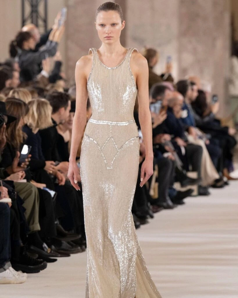 El espectacular diseño de Schiaparelli que usó Emily Blunt en la red carpet. Foto IG.