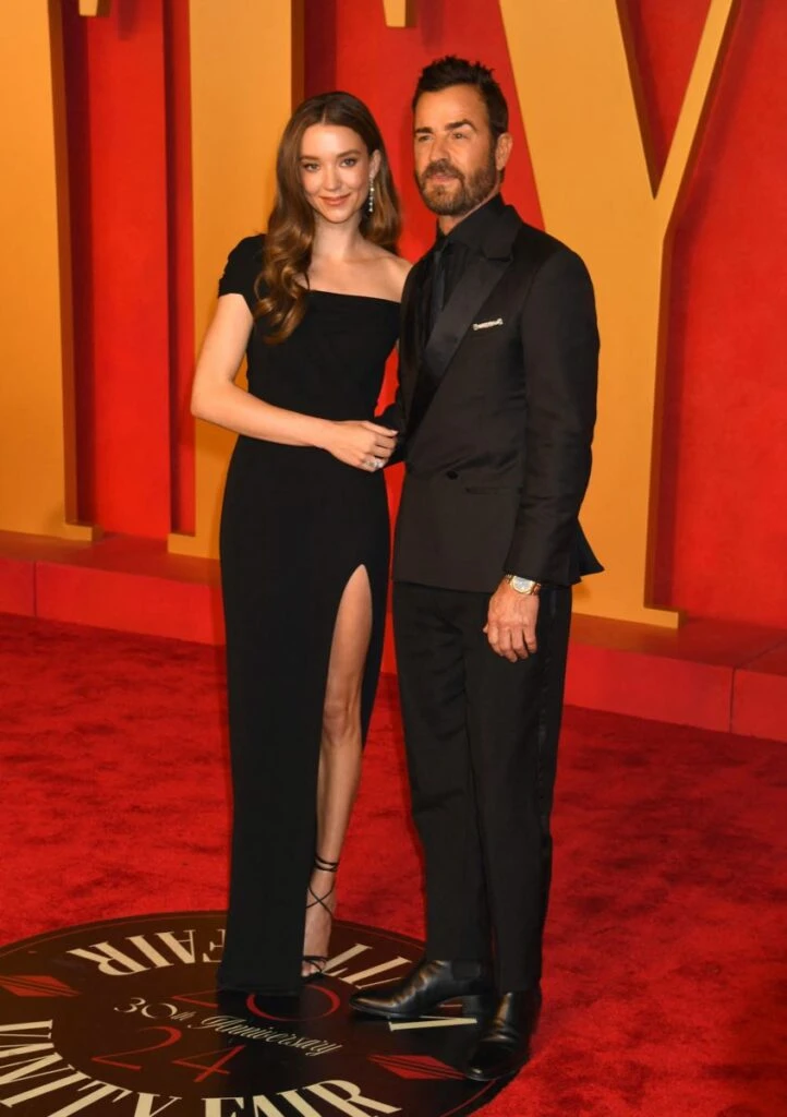 Justin Theroux y Nicole Brydon Bloom en la fiesta de los Oscars de Vanity Fair