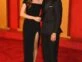 Justin Theroux y Nicole Brydon Bloom en la fiesta de los Oscars de Vanity Fair
