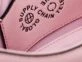 MSCHF presenta un bolso de cuero llamado Global Supply Chain Telephone, diseñado por creativos y trabajadores de cuatro fábricas de cuero de todo el mundo.