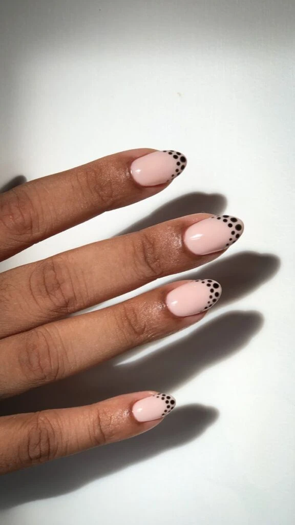 Cómo llevar las dots nails, la manicura que marca tendencia en la Gen-Z