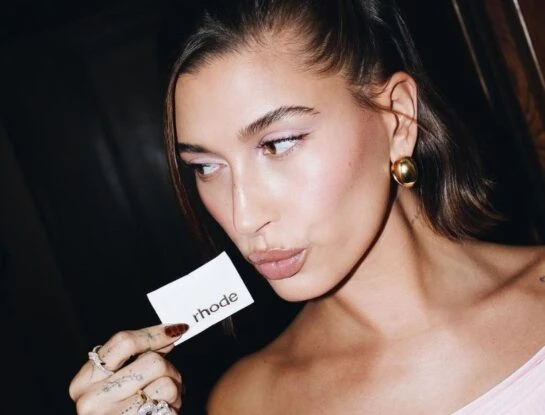 Hailey Bieber adoptó el maximalismo, la tendencia en manicura del 2024