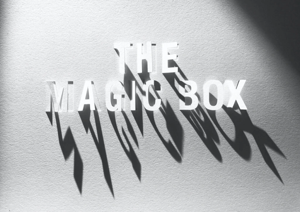 Johanna Wilhelm, directora de arte, diseñadora gráfica y artista plástica, diseñó la utilería y las marionetas de sombras de "La Caja Mágica".