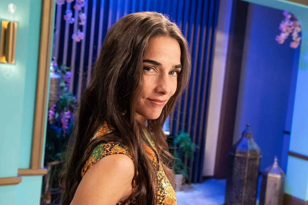 El look de Juana Viale en la mesaza