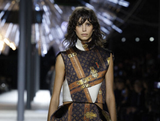 Louis Vuitton y las tendencias del otoño/invierno 2024 en modo futuro con la argentina Mica Argarañaz en la pasarela