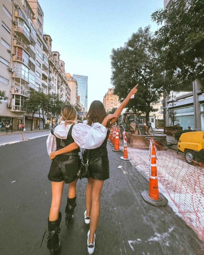 Los looks street style de Paula Chaves y Mery del Cerro con lo que viene este otoño