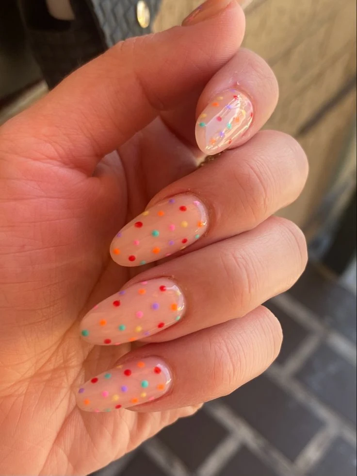 Cómo llevar las dots nails, la manicura que marca tendencia en la Gen-Z