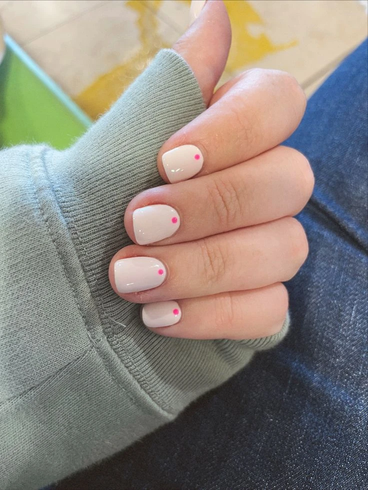 Cómo llevar las dots nails, la manicura que marca tendencia en la Gen-Z