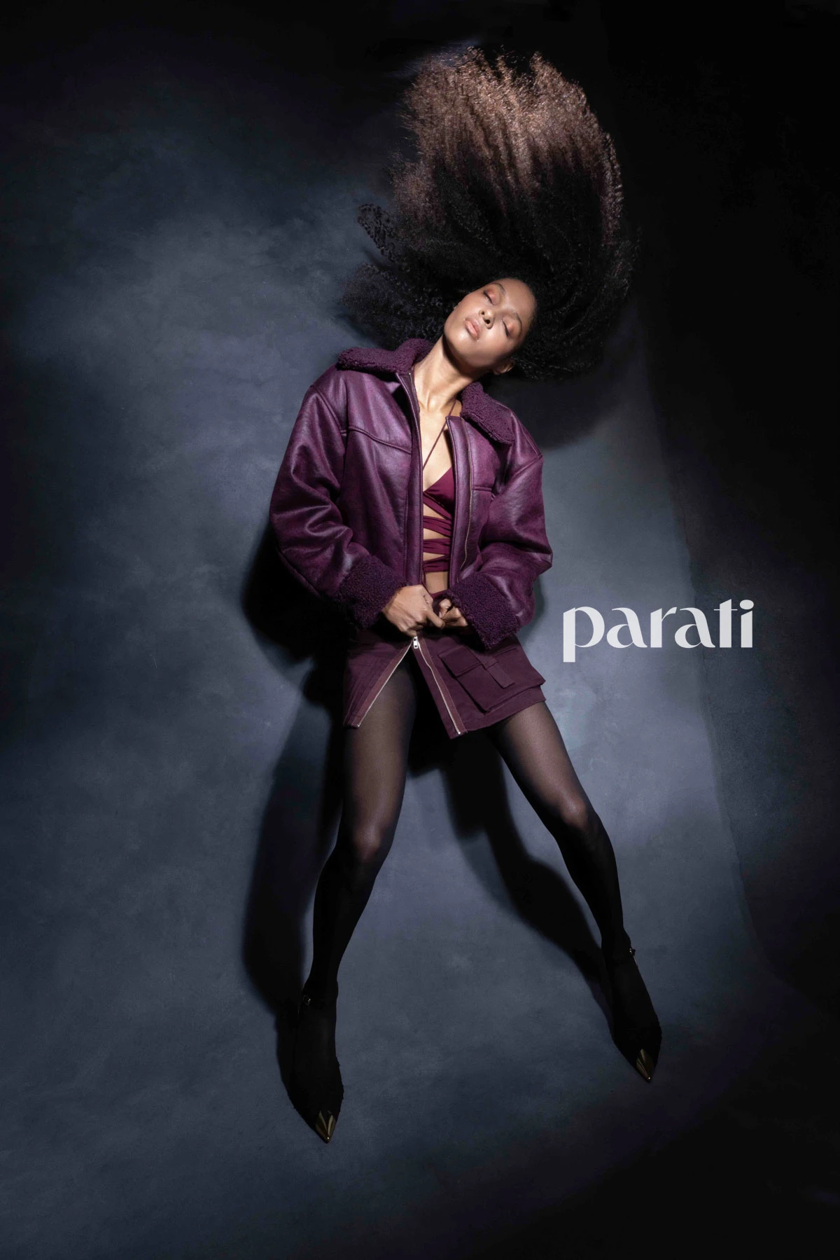 Campera de PU con falso corderito en el interior, body de jersey de seda y minifalda de gabardina con cierres y bolsillos de @mija_ba Medias traslucidas @moraoficial.ok y zapatos con puntera de metal y cadenas doradas en los talones de @lachicadelosstilettos