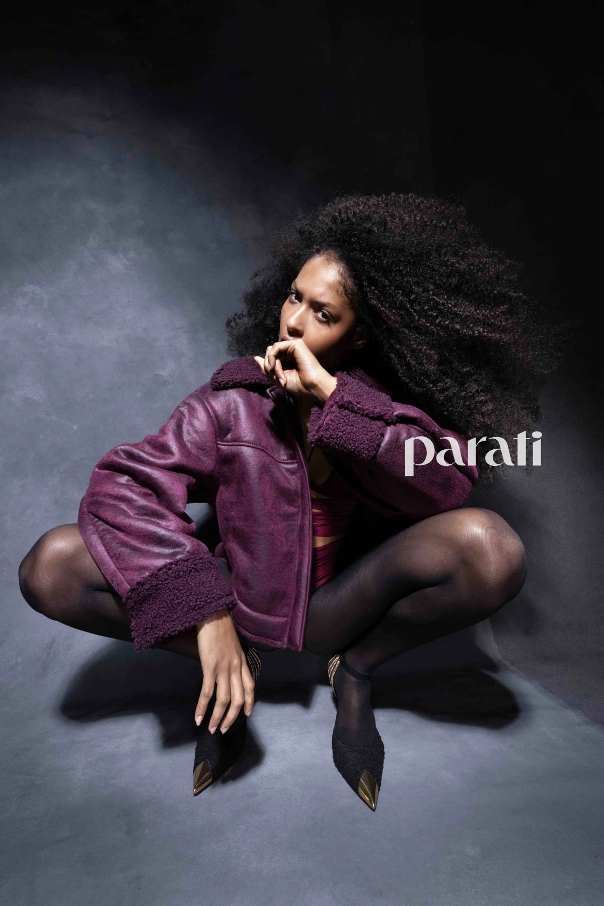 Campera de PU con falso corderito en el interior, body de jersey de seda y minifalda de gabardina con cierres y bolsillos de @mija_ba Medias traslucidas @moraoficial.ok y zapatos con puntera de metal y cadenas doradas en los talones de @lachicadelosstilettos