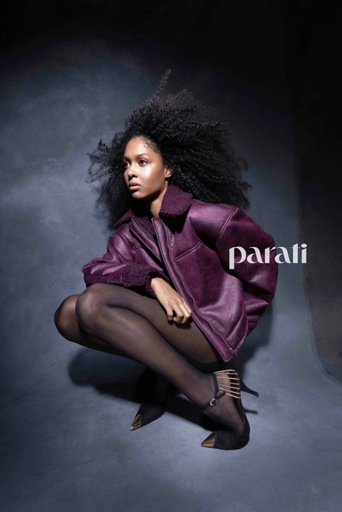 Campera de PU con falso corderito en el interior, body de jersey de seda y minifalda de gabardina con cierres y bolsillos de @mija_ba Medias traslucidas @moraoficial.ok y zapatos con puntera de metal y cadenas doradas en los talones de @lachicadelosstilettos