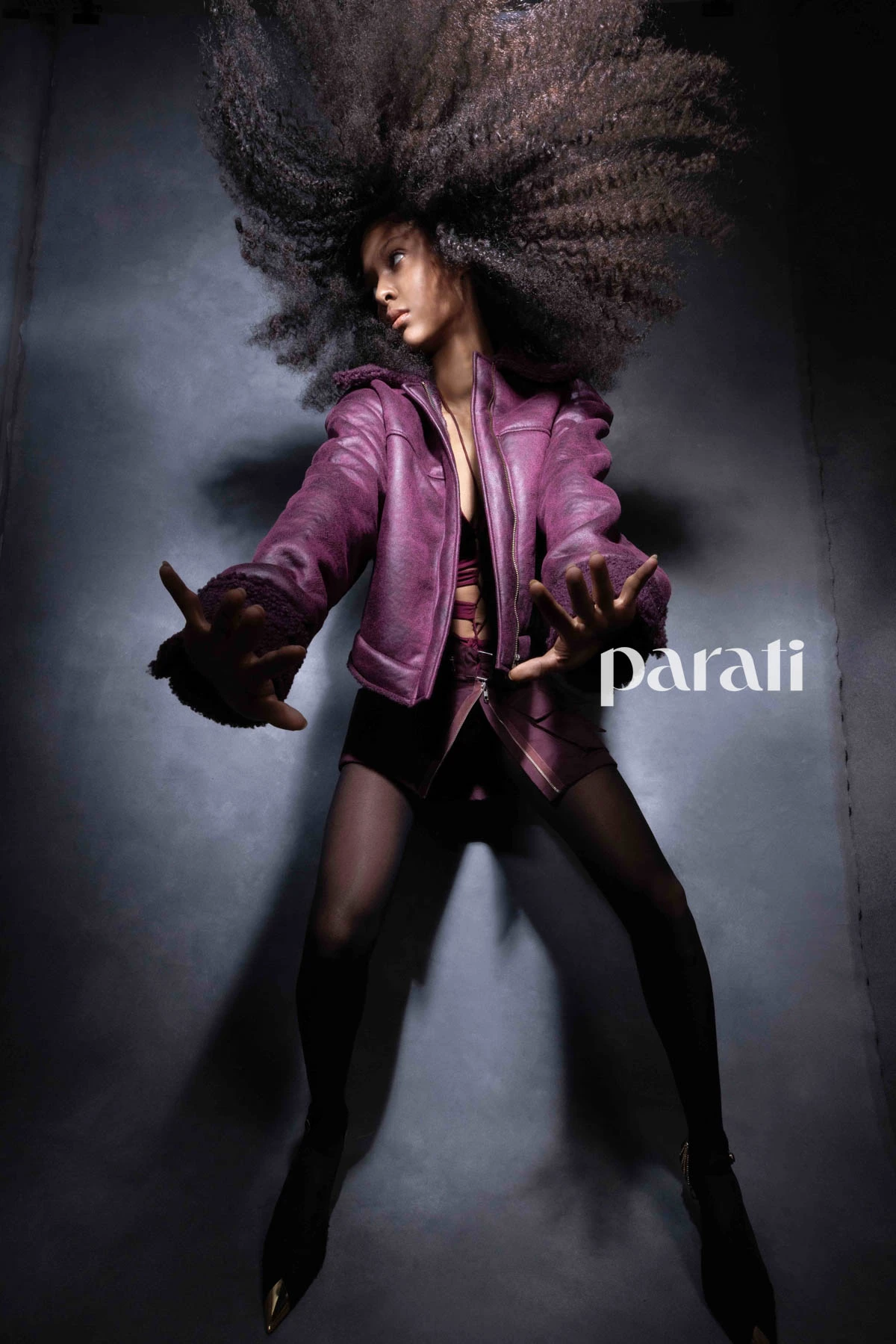 Campera de PU con falso corderito en el interior, body de jersey de seda y minifalda de gabardina con cierres y bolsillos de @mija_ba Medias traslucidas @moraoficial.ok y zapatos con puntera de metal y cadenas doradas en los talones de @lachicadelosstilettos