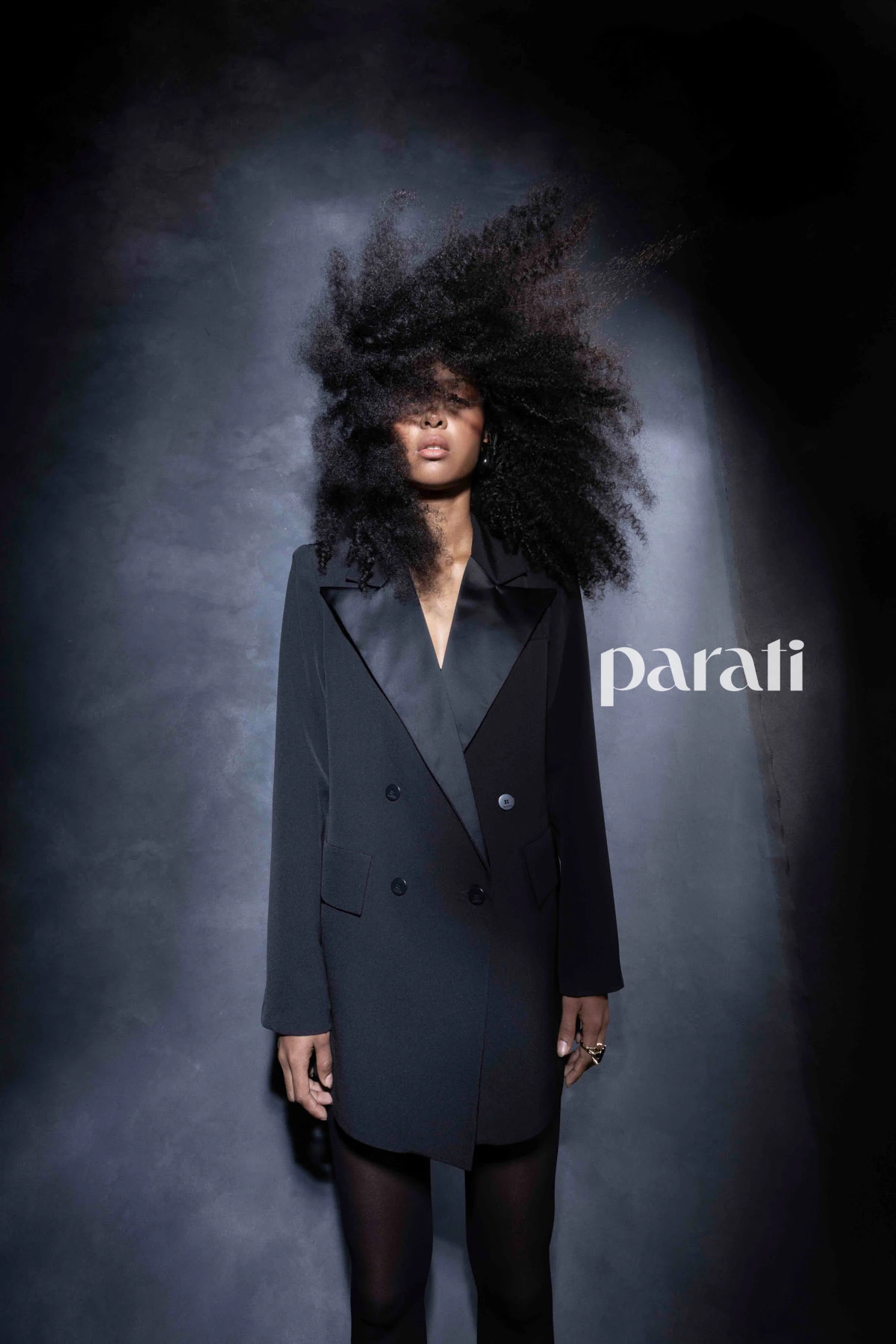 Saco smoking cruzado y corpiño y culotte de velvet y paillettes de @melocotonstyle Medias traslucidas de @moraoficial.ok y sandalias de gamuza con apliques dorados de @lachicadelosstilettos Aros gota de resina y anillo con piedra negra de @lunagarzonaccesorios