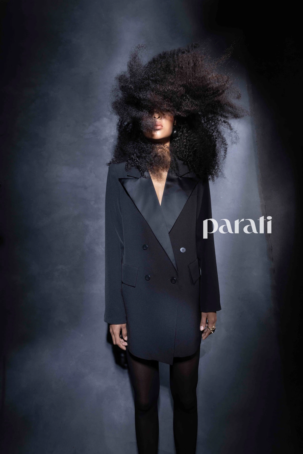 Saco smoking cruzado y corpiño y culotte de velvet y paillettes de @melocotonstyle Medias traslucidas de @moraoficial.ok y sandalias de gamuza con apliques dorados de @lachicadelosstilettos Aros gota de resina y anillo con piedra negra de @lunagarzonaccesorios