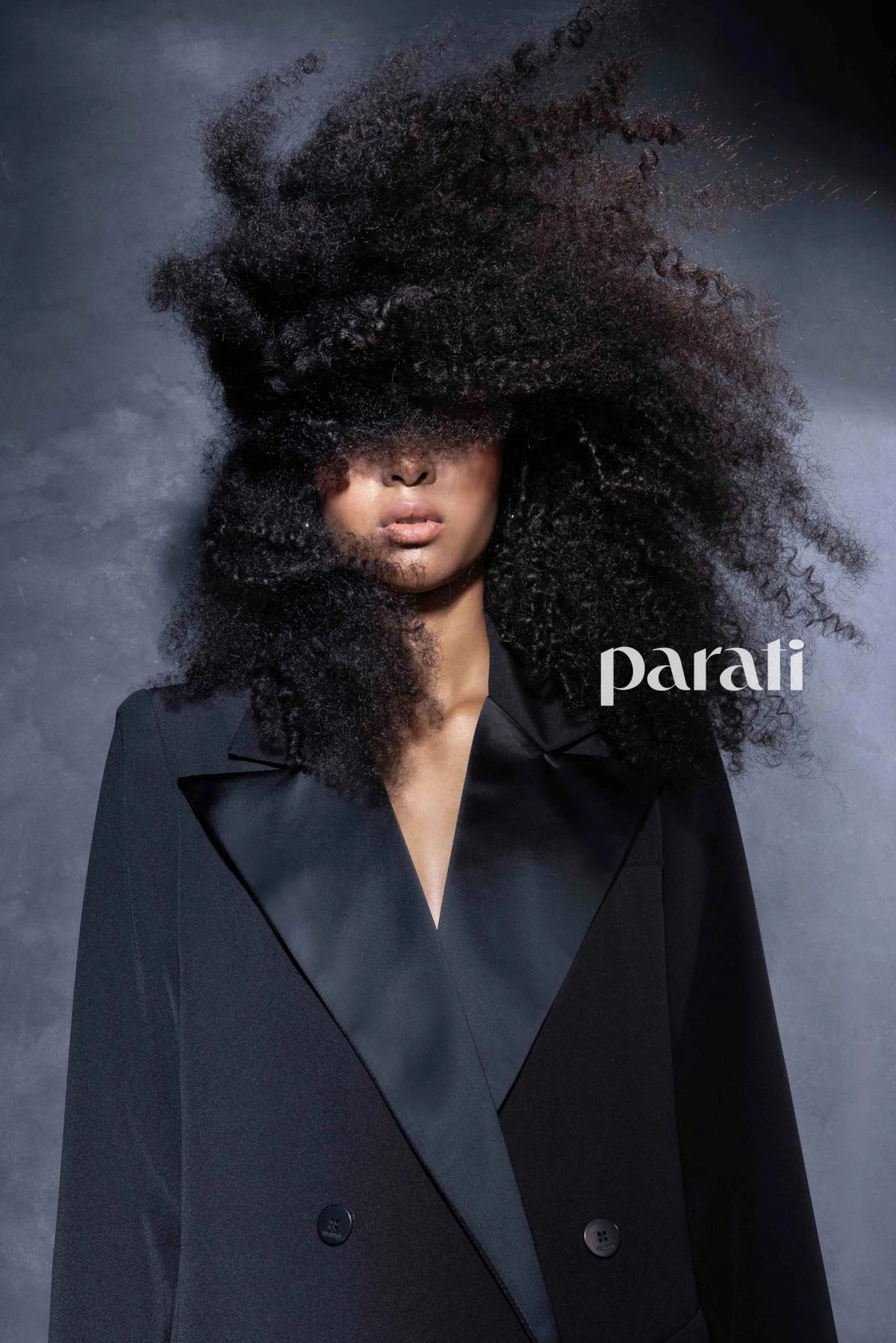 Saco smoking cruzado y corpiño y culotte de velvet y paillettes de @melocotonstyle Medias traslucidas de @moraoficial.ok y sandalias de gamuza con apliques dorados de @lachicadelosstilettos Aros gota de resina y anillo con piedra negra de @lunagarzonaccesorios