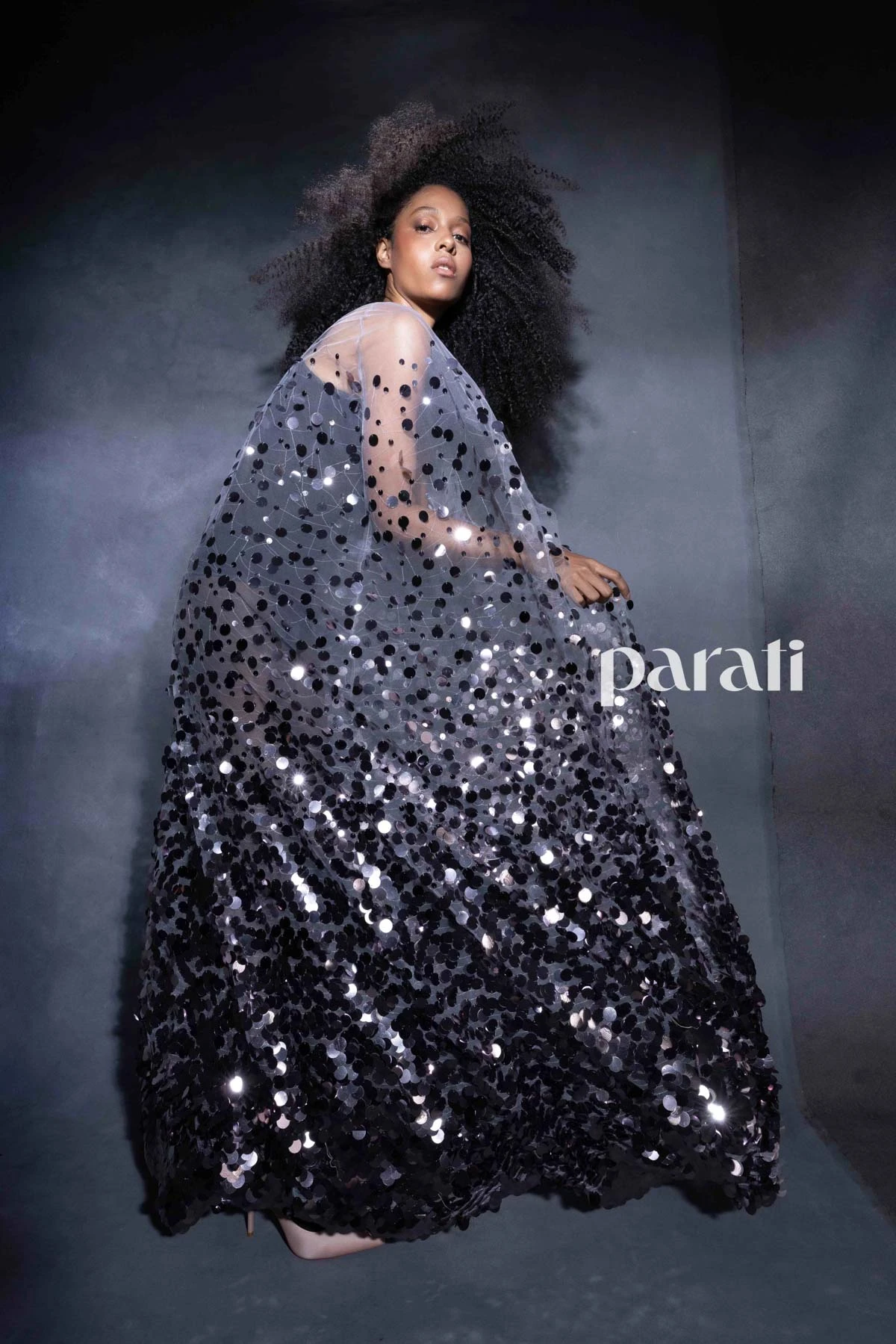 Maxi capa de tul con paillettes bordados de @saiachofficial y stilettos con moños en los talones de @lachicadelosstilettos