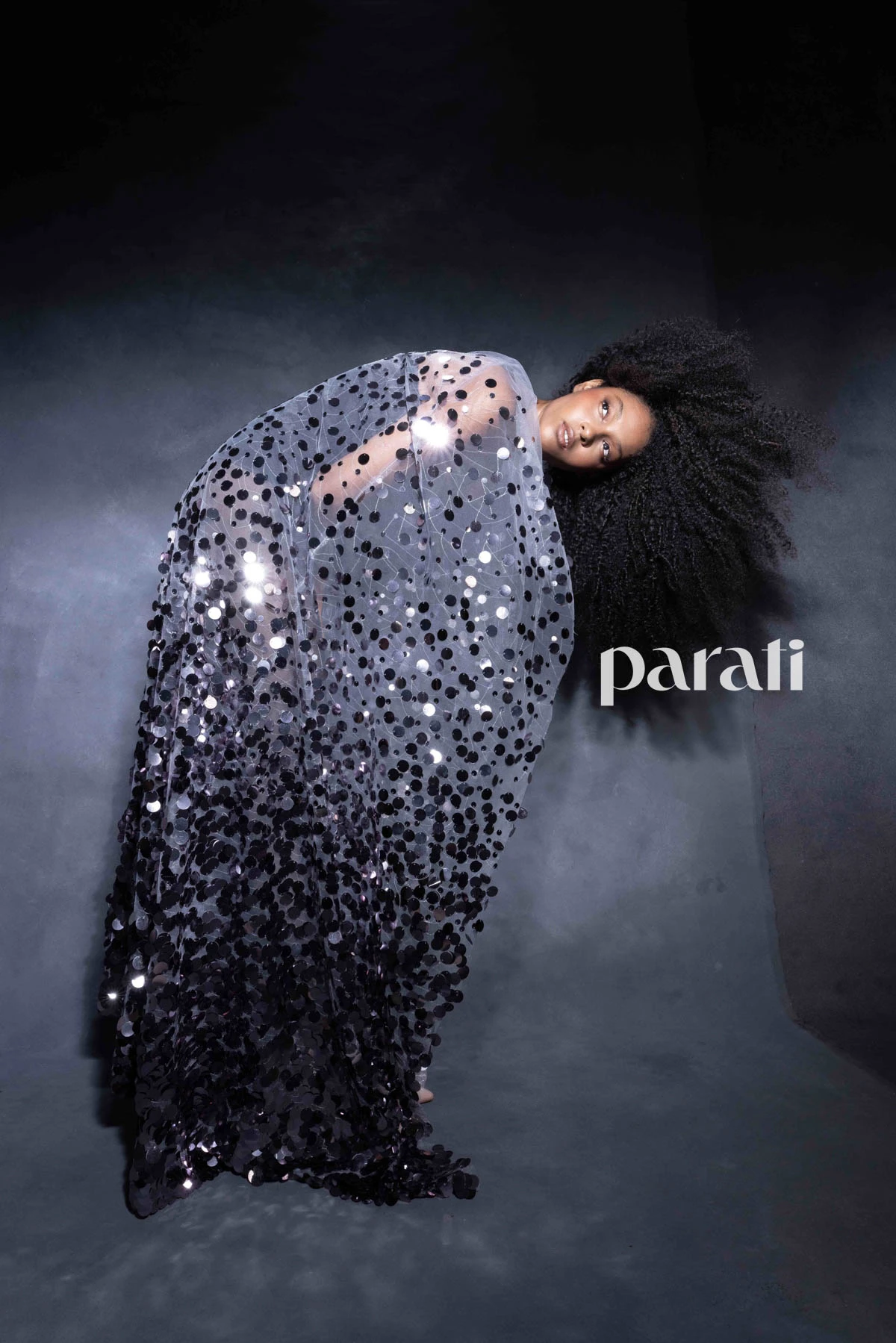 Maxi capa de tul con paillettes bordados de @saiachofficial y stilettos con moños en los talones de @lachicadelosstilettos