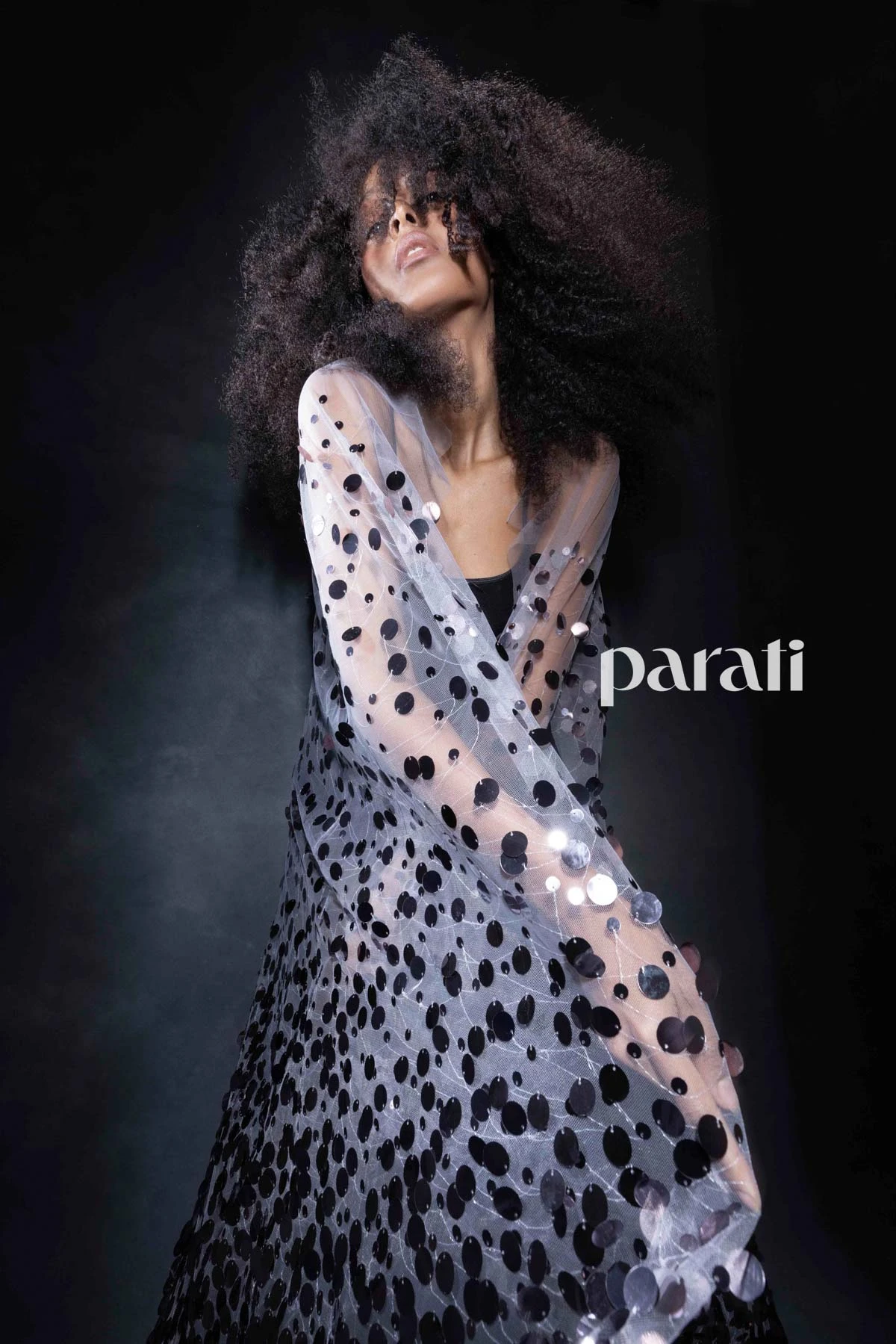 Maxi capa de tul con paillettes bordados de @saiachofficial y stilettos con moños en los talones de @lachicadelosstilettos