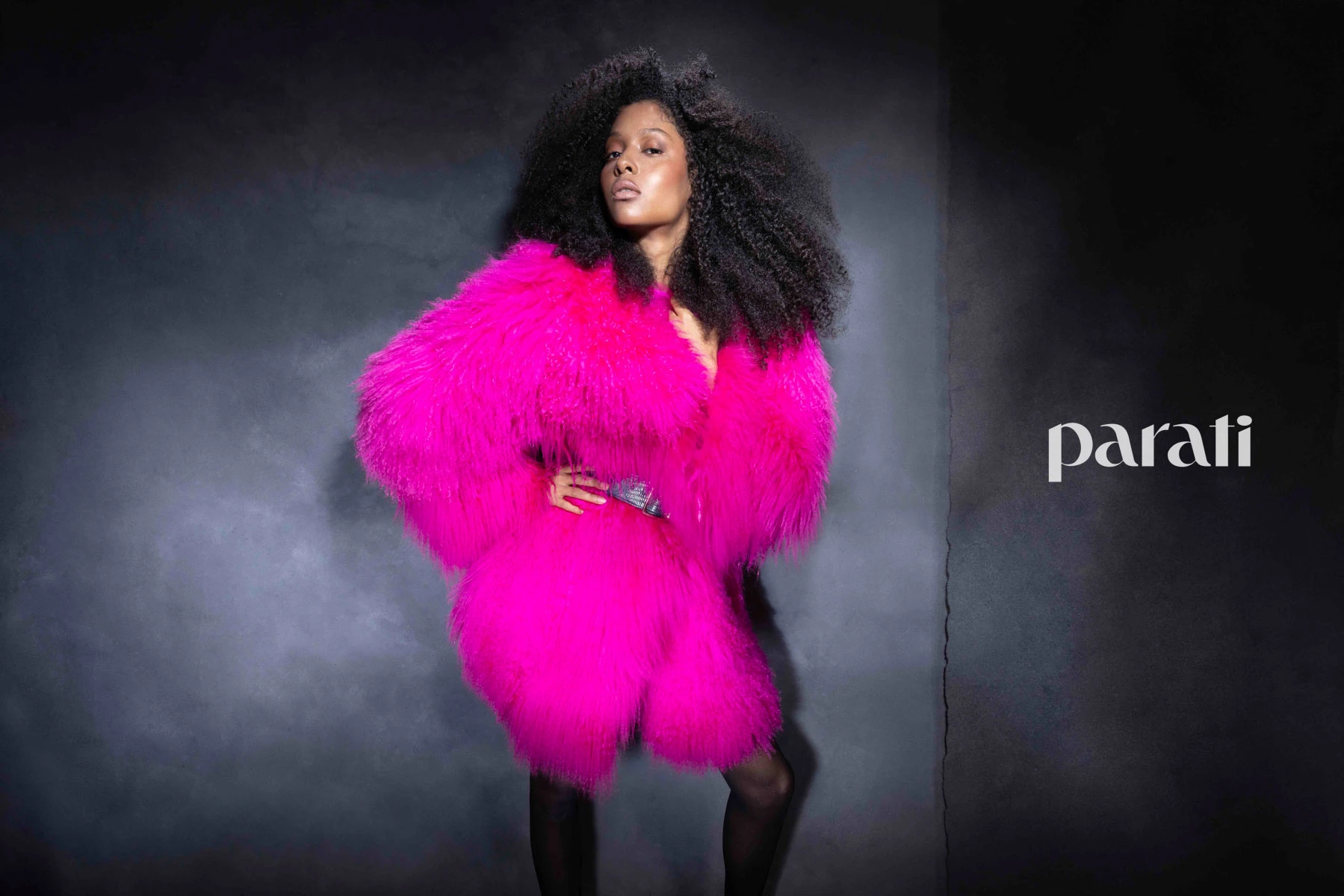 Tapado de pelo de cabra y cinturón de cuero con hebilla dorada de @breeders_furs