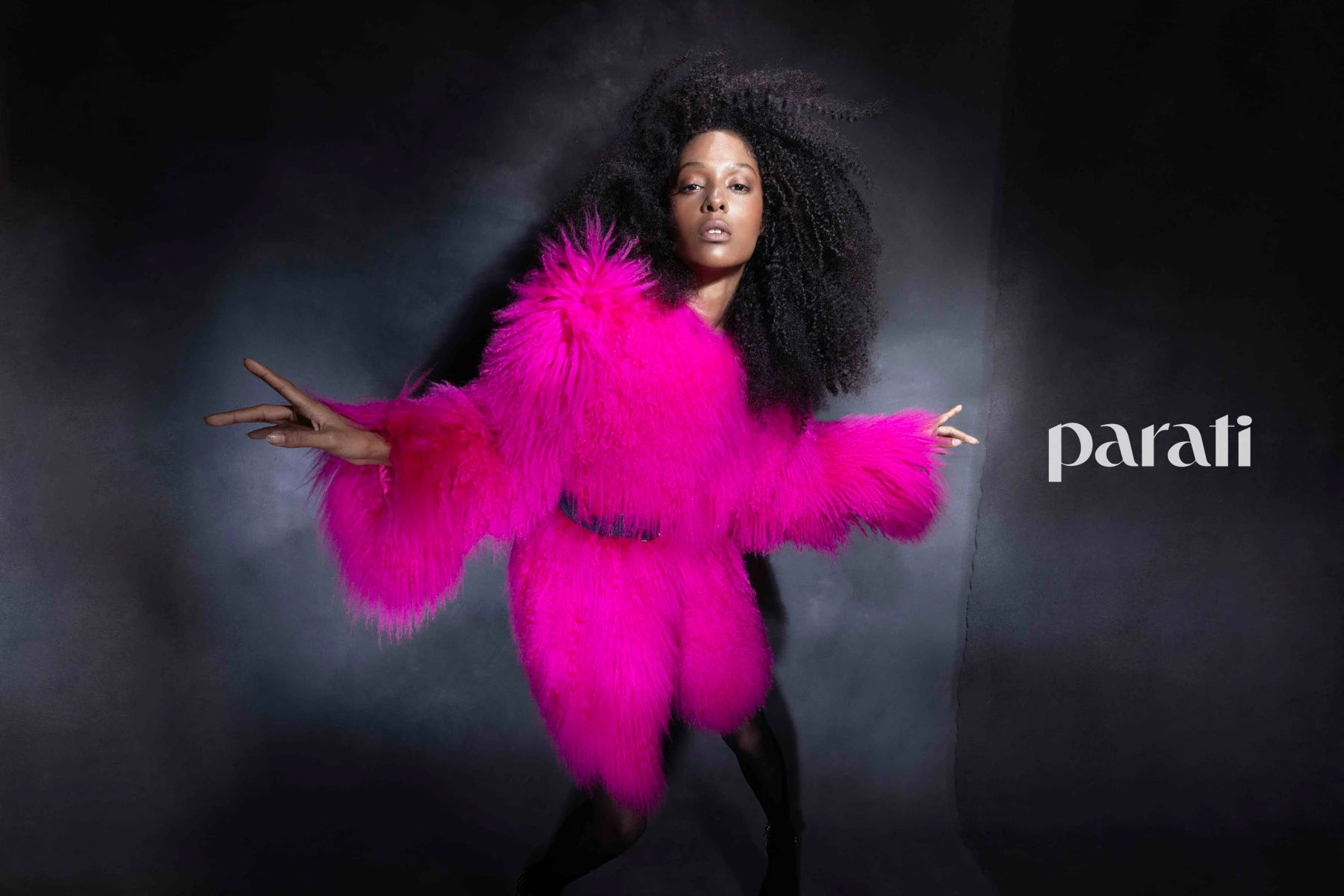 Tapado de pelo de cabra y cinturón de cuero con hebilla dorada de @breeders_furs