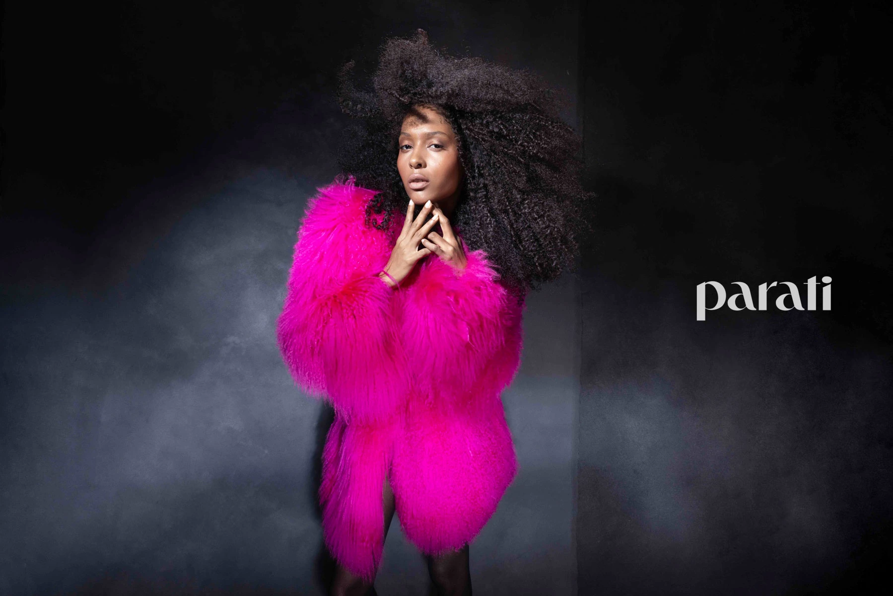 Tapado de pelo de cabra y cinturón de cuero con hebilla dorada de @breeders_furs