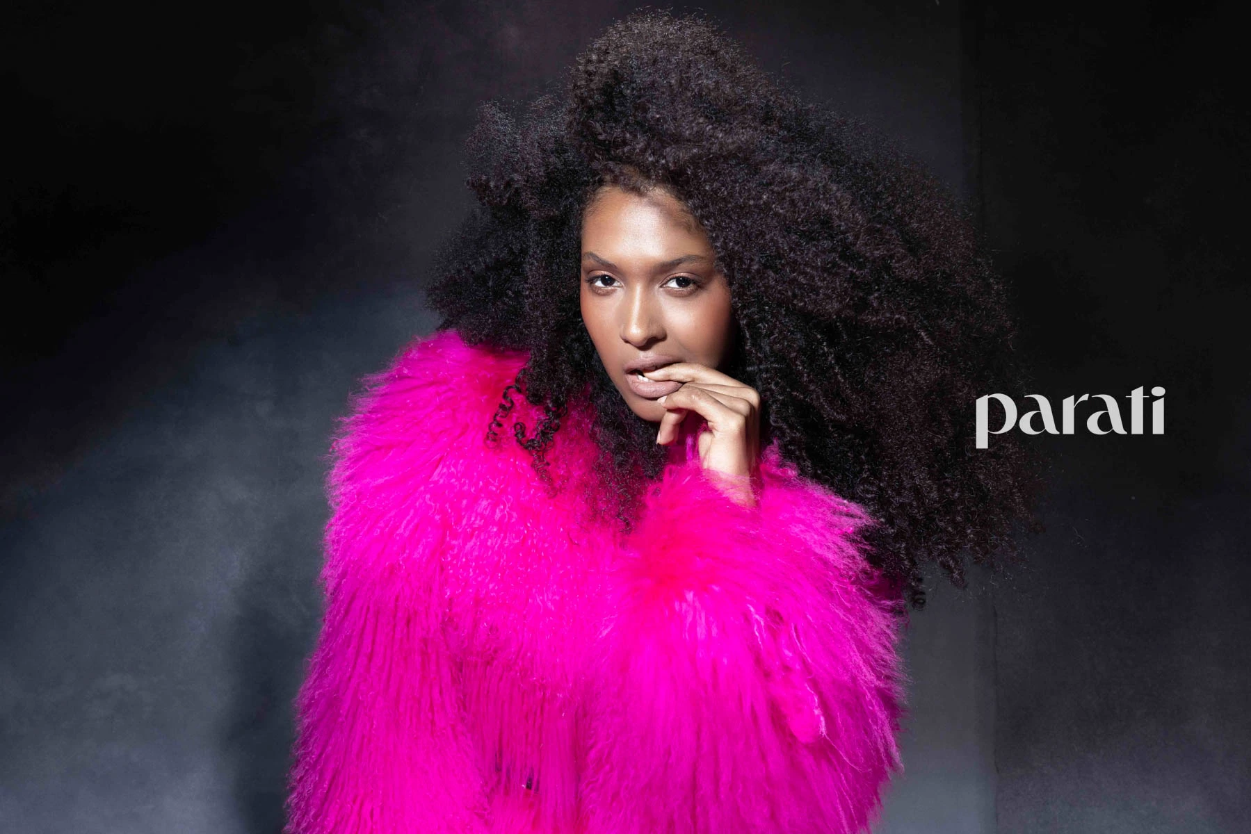 Tapado de pelo de cabra y cinturón de cuero con hebilla dorada de @breeders_furs